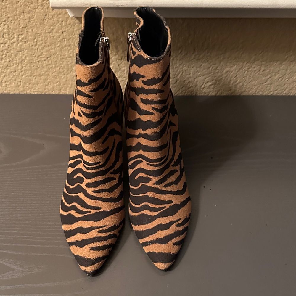 Marc Fisher Chic and Trendy Brown and Black Tiger Print Ankle Boots Size 7